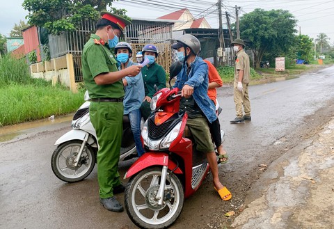 Nhiều ngành ở Đồng Nai chưa muốn cho lao động tự đi xe từ TP.HCM vào - Ảnh 1. Nhiều ngành ở Đồng Nai chưa muốn cho lao động tự đi xe từ TP.HCM vào - Ảnh 1.