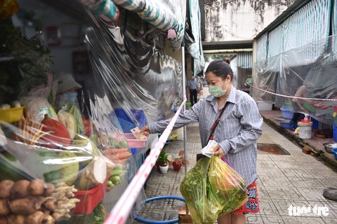 Hình ảnh chợ Bến Thành hoạt động trở lại - Ảnh 3. Hình ảnh chợ Bến Thành hoạt động trở lại - Ảnh 3.