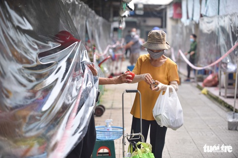 Hình ảnh chợ Bến Thành hoạt động trở lại - Ảnh 4. Hình ảnh chợ Bến Thành hoạt động trở lại - Ảnh 4.