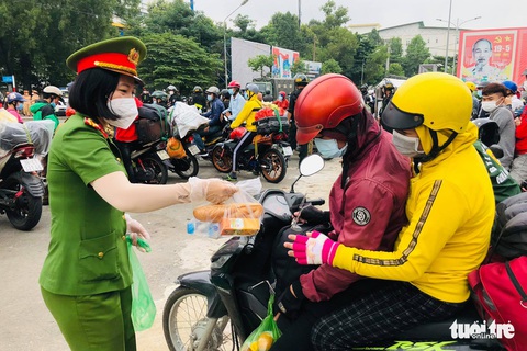 Đồng Nai đang đưa thêm gần 20.000 lao động về quê - Ảnh 2. Đồng Nai đang đưa thêm gần 20.000 lao động về quê - Ảnh 2.