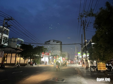Đường phố đông trở lại, đèn đường vẫn tù mù, TP.HCM hứa khắc phục ngay - Ảnh 2. Đường phố đông trở lại, đèn đường vẫn tù mù, TP.HCM hứa khắc phục ngay - Ảnh 2.