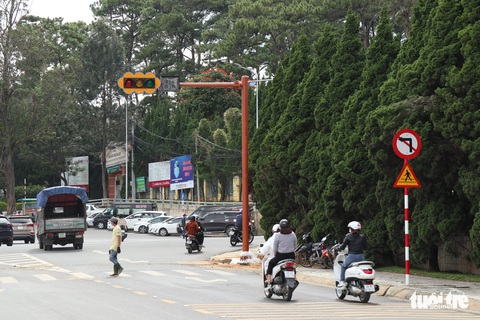 Đà Lạt lắp cột đèn xanh đèn đỏ đầu tiên - Ảnh 1. Đà Lạt lắp cột đèn xanh đèn đỏ đầu tiên - Ảnh 1.
