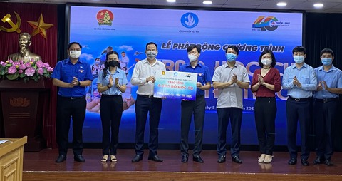 Tặng 8.000 dụng cụ học tập cho học sinh khó khăn, con em lực lượng tuyến đầu - Ảnh 1. Tặng 8.000 dụng cụ học tập cho học sinh khó khăn, con em lực lượng tuyến đầu - Ảnh 1.