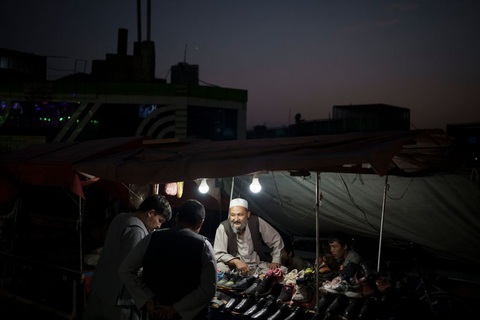 Kabul đối mặt tình trạng mất điện do Taliban không có tiền trả - Ảnh 1. Kabul đối mặt tình trạng mất điện do Taliban không có tiền trả - Ảnh 1.