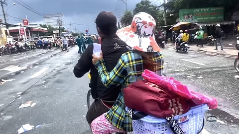 Người phụ nữ ôm bụng bầu 8 tháng cùng chồng về quê bằng xe đạp và cái kết có hậu - Ảnh 1. Người phụ nữ ôm bụng bầu 8 tháng cùng chồng về quê bằng xe đạp và cái kết có hậu - Ảnh 1.