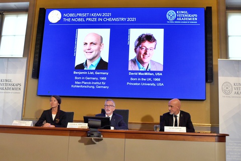 Giải Nobel Hóa học 2021 đã có chủ - Ảnh 1. Giải Nobel Hóa học 2021 đã có chủ - Ảnh 1.
