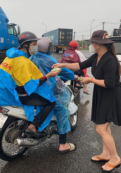 Phú Yên lập điểm dừng nghỉ cho người dân về quê đi ngang qua tỉnh - Ảnh 1. Phú Yên lập điểm dừng nghỉ cho người dân về quê đi ngang qua tỉnh - Ảnh 1.