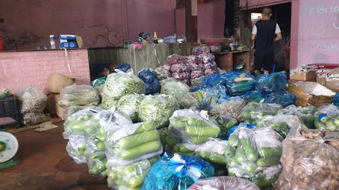 Mua bán quanh chợ đầu mối vẫn nhộn nhịp, tiểu thương chưa mặn mà với mở chợ truyền thống - Ảnh 3. Mua bán quanh chợ đầu mối vẫn nhộn nhịp, tiểu thương chưa mặn mà với mở chợ truyền thống - Ảnh 3.