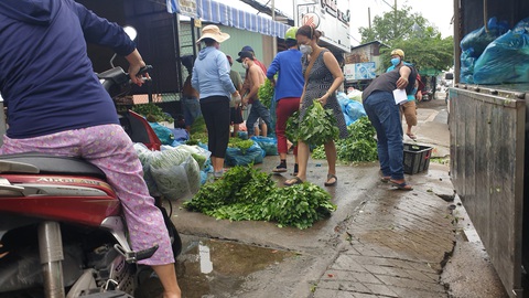 Mua bán quanh chợ đầu mối vẫn nhộn nhịp, tiểu thương chưa mặn mà với mở chợ truyền thống - Ảnh 6. Mua bán quanh chợ đầu mối vẫn nhộn nhịp, tiểu thương chưa mặn mà với mở chợ truyền thống - Ảnh 6.