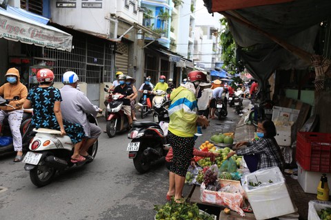 Mua bán quanh chợ đầu mối vẫn nhộn nhịp, tiểu thương chưa mặn mà với mở chợ truyền thống - Ảnh 8. Mua bán quanh chợ đầu mối vẫn nhộn nhịp, tiểu thương chưa mặn mà với mở chợ truyền thống - Ảnh 8.