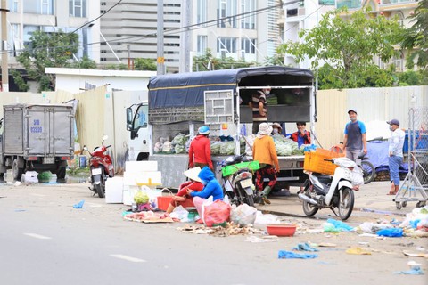 Mua bán quanh chợ đầu mối vẫn nhộn nhịp, tiểu thương chưa mặn mà với mở chợ truyền thống - Ảnh 2. Mua bán quanh chợ đầu mối vẫn nhộn nhịp, tiểu thương chưa mặn mà với mở chợ truyền thống - Ảnh 2.