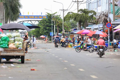 Mua bán quanh chợ đầu mối vẫn nhộn nhịp, tiểu thương chưa mặn mà với mở chợ truyền thống - Ảnh 1. Mua bán quanh chợ đầu mối vẫn nhộn nhịp, tiểu thương chưa mặn mà với mở chợ truyền thống - Ảnh 1.