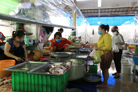 Mua bán quanh chợ đầu mối vẫn nhộn nhịp, tiểu thương chưa mặn mà với mở chợ truyền thống - Ảnh 9. Mua bán quanh chợ đầu mối vẫn nhộn nhịp, tiểu thương chưa mặn mà với mở chợ truyền thống - Ảnh 9.