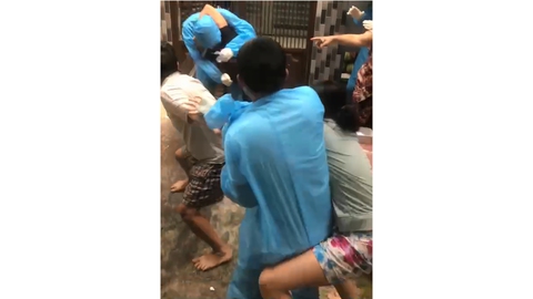 Vụ xô xát nhân viên y tế lấy mẫu xét nghiệm: Khởi tố 3 người - Ảnh 1. Vụ xô xát nhân viên y tế lấy mẫu xét nghiệm: Khởi tố 3 người - Ảnh 1.