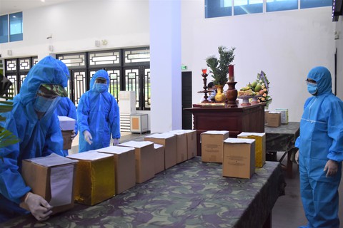 Đưa tro cốt người dân mất do COVID-19 về cho thân nhân ở miền Trung - Tây Nguyên - Ảnh 2. Đưa tro cốt người dân mất do COVID-19 về cho thân nhân ở miền Trung - Tây Nguyên - Ảnh 2.