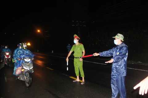 Hàng ngàn người vẫn ùn ùn ở hai bên đèo Hải Vân trong đêm mưa - Ảnh 6. Hàng ngàn người vẫn ùn ùn ở hai bên đèo Hải Vân trong đêm mưa - Ảnh 6.