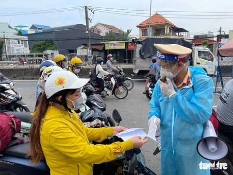 Đi lại giữa TP.HCM và 4 tỉnh: Đồng Nai chưa cho người lao động đi làm bằng xe cá nhân - Ảnh 1. Đi lại giữa TP.HCM và 4 tỉnh: Đồng Nai chưa cho người lao động đi làm bằng xe cá nhân - Ảnh 1.