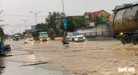Áp thấp nhiệt đới chưa vào bờ nhưng các tỉnh miền Trung mưa rất to, có nơi 600mm - Ảnh 1. Áp thấp nhiệt đới chưa vào bờ nhưng các tỉnh miền Trung mưa rất to, có nơi 600mm - Ảnh 1.