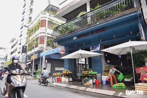 Quán bar, vũ trường ở phố đi bộ Bùi Viện thành cửa hàng rau củ - Ảnh 6. Quán bar, vũ trường ở phố đi bộ Bùi Viện thành cửa hàng rau củ - Ảnh 6.