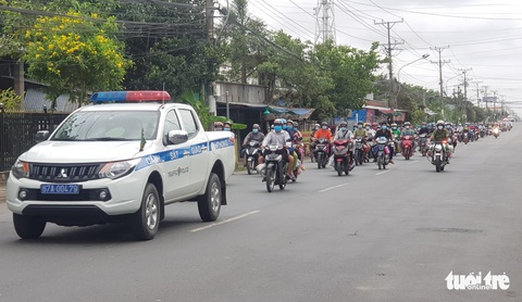 Người về quê quá đông, một số địa phương áp dụng chỉ thị 16 để phòng dịch - Ảnh 1. Người về quê quá đông, một số địa phương áp dụng chỉ thị 16 để phòng dịch - Ảnh 1.