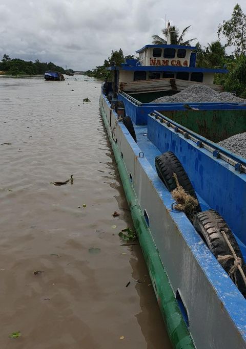 Va chạm sà lan chở đá trên sông, 3 người mất tích - Ảnh 1. Va chạm sà lan chở đá trên sông, 3 người mất tích - Ảnh 1.