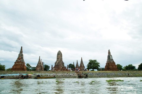 Nhiều ngôi chùa ngập trong lũ lụt tại thành phố lịch sử Ayutthaya - Ảnh 1. Nhiều ngôi chùa ngập trong lũ lụt tại thành phố lịch sử Ayutthaya - Ảnh 1.