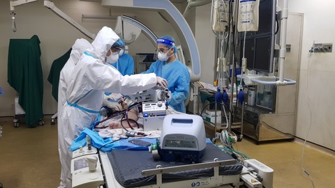 Lần đầu tiên can thiệp nội mạch cấp cứu bệnh nhân COVID-19 bị ho ra máu nặng - Ảnh 1. Lần đầu tiên can thiệp nội mạch cấp cứu bệnh nhân COVID-19 bị ho ra máu nặng - Ảnh 1.