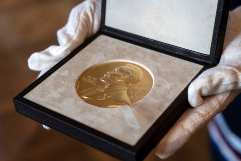 Nhà văn Abdulrazak Gurnah, người Tanzania sống ở Anh, đoạt giải Nobel văn chương 2021 - Ảnh 3. Nhà văn Abdulrazak Gurnah, người Tanzania sống ở Anh, đoạt giải Nobel văn chương 2021 - Ảnh 3.