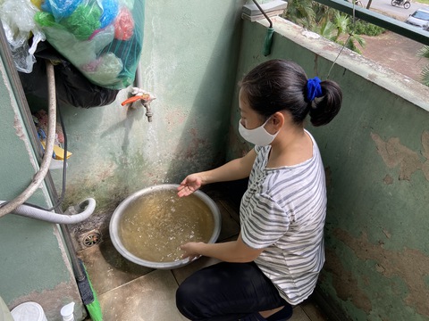 Nước sạch vàng khè, có cả giun nhưng công ty khẳng định đạt tiêu chuẩn - Ảnh 4. Nước sạch vàng khè, có cả giun nhưng công ty khẳng định đạt tiêu chuẩn - Ảnh 4.