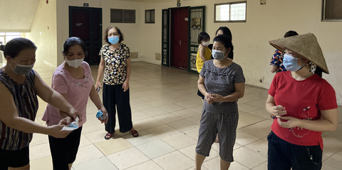 Nước sạch vàng khè, có cả giun nhưng công ty khẳng định đạt tiêu chuẩn - Ảnh 1. Nước sạch vàng khè, có cả giun nhưng công ty khẳng định đạt tiêu chuẩn - Ảnh 1.