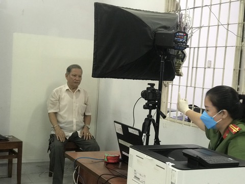 Đi làm giấy tờ, nhớ phòng dịch! - Ảnh 1. Đi làm giấy tờ, nhớ phòng dịch! - Ảnh 1.