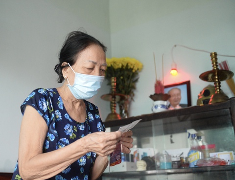 Những người hùng thầm lặng hy sinh vì chống dịch: Giúp bà con, tuổi 70 đâu ngại gian nguy - Ảnh 1. Những người hùng thầm lặng hy sinh vì chống dịch: Giúp bà con, tuổi 70 đâu ngại gian nguy - Ảnh 1.
