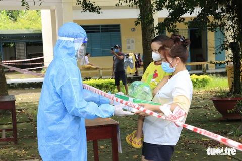 Đại tá Đinh Văn Nơi yêu cầu công an các xã chuyển nhanh gạo, sữa, thuốc cho người dân về quê - Ảnh 2. Đại tá Đinh Văn Nơi yêu cầu công an các xã chuyển nhanh gạo, sữa, thuốc cho người dân về quê - Ảnh 2.