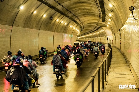 Thêm một đoàn người về quê được xuyên hầm Hải Vân ra Bắc - Ảnh 5. Thêm một đoàn người về quê được xuyên hầm Hải Vân ra Bắc - Ảnh 5.