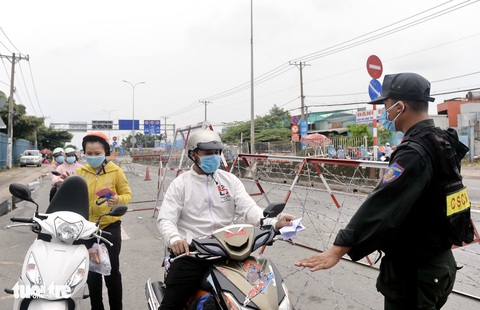 Cần vượt nỗi sợ trách nhiệm để mở cửa đi lại - Ảnh 1. Cần vượt nỗi sợ trách nhiệm để mở cửa đi lại - Ảnh 1.