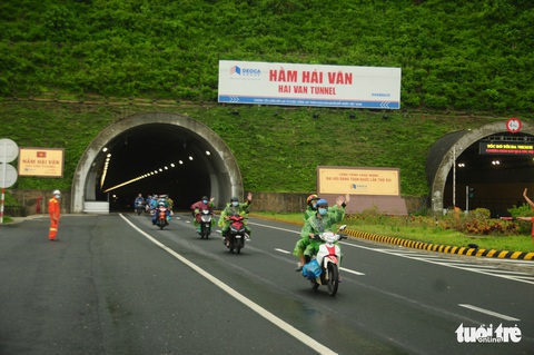 CSGT dẫn đoàn xe máy qua hầm Hải Vân để về quê - Ảnh 11. CSGT dẫn đoàn xe máy qua hầm Hải Vân để về quê - Ảnh 11.