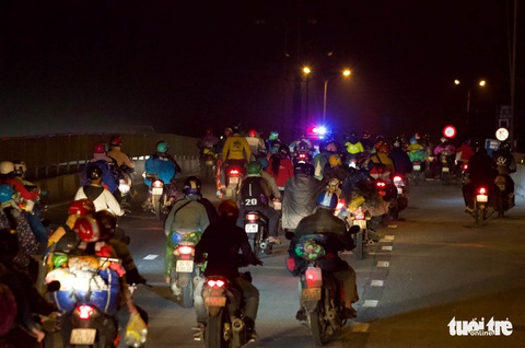 Hàng nghìn người về đến cửa ngõ Hà Nội sau hành trình gần 2.000km - Ảnh 7. Hàng nghìn người về đến cửa ngõ Hà Nội sau hành trình gần 2.000km - Ảnh 7.