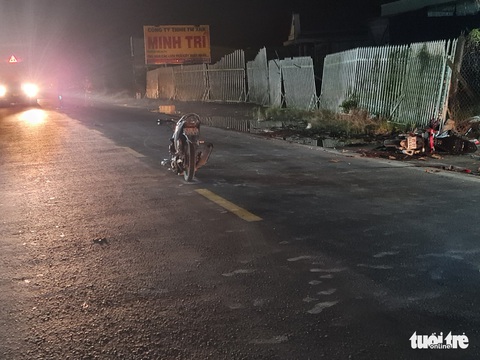 2 xe máy đấu đầu, 2 người chết, 3 người bị thương nặng - Ảnh 1. 2 xe máy đấu đầu, 2 người chết, 3 người bị thương nặng - Ảnh 1.