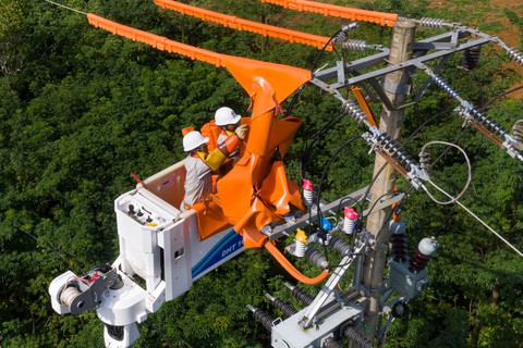 Năm 2021, Quảng Nam giảm hơn 33 % thời gian mất điện của khách hàng so với 2020 - Ảnh 2. Năm 2021, Quảng Nam giảm hơn 33 % thời gian mất điện của khách hàng so với 2020 - Ảnh 2.