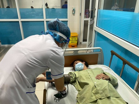 Thai phụ chuyển dạ trong đêm mưa rét liên tục xin rời viện - Ảnh 1. Thai phụ chuyển dạ trong đêm mưa rét liên tục xin rời viện - Ảnh 1.