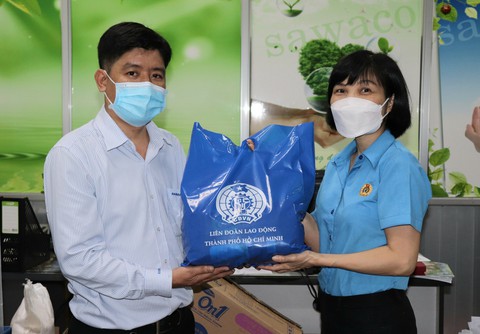 Sawaco trao 500 túi an sinh cho người lao động khó khăn - Ảnh 1. Sawaco trao 500 túi an sinh cho người lao động khó khăn - Ảnh 1.
