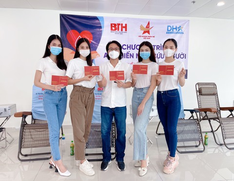 Nghệ sĩ chia buồn cùng gia đình Hoài Linh, Dương Triệu Vũ - Ảnh 3. Nghệ sĩ chia buồn cùng gia đình Hoài Linh, Dương Triệu Vũ - Ảnh 3.