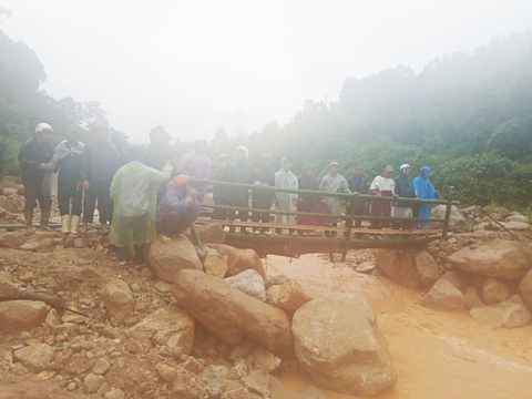 Quảng Nam: Miền núi yêu cầu sơ tán dân, suối bắt đầu chảy xiết - Ảnh 6. Quảng Nam: Miền núi yêu cầu sơ tán dân, suối bắt đầu chảy xiết - Ảnh 6.