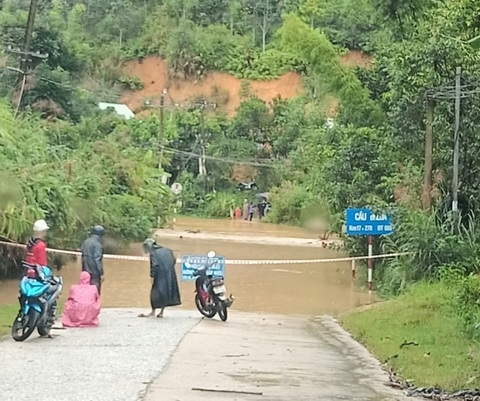 Mưa lớn làm ngập đường, sạt lở cô lập nhiều xã vùng cao Quảng Nam - Ảnh 1. Mưa lớn làm ngập đường, sạt lở cô lập nhiều xã vùng cao Quảng Nam - Ảnh 1.