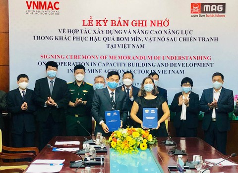 Ký bản ghi nhớ hợp tác khắc phục hậu quả bom mìn sau chiến tranh - Ảnh 1. Ký bản ghi nhớ hợp tác khắc phục hậu quả bom mìn sau chiến tranh - Ảnh 1.