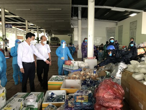 Chủ tịch Đà Nẵng kiểm tra nơi tạm trú và tiếp sức cho bà con về quê qua Đà Nẵng - Ảnh 1. Chủ tịch Đà Nẵng kiểm tra nơi tạm trú và tiếp sức cho bà con về quê qua Đà Nẵng - Ảnh 1.
