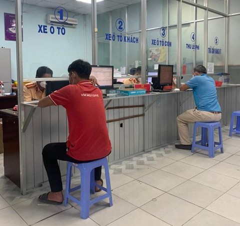 CSGT TP.HCM nhận đăng ký xe cả thứ bảy và chủ nhật trong tháng 10 - Ảnh 1. CSGT TP.HCM nhận đăng ký xe cả thứ bảy và chủ nhật trong tháng 10 - Ảnh 1.