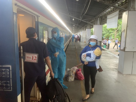 TP.HCM muốn đường sắt sớm chở khách lại, Hà Nội ngần ngại - Ảnh 1. TP.HCM muốn đường sắt sớm chở khách lại, Hà Nội ngần ngại - Ảnh 1.