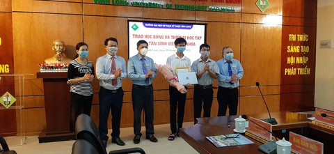 Cậu bé mồ côi cha thành thủ khoa vùng ‘đất học’ được miễn học phí năm đầu - Ảnh 2. Cậu bé mồ côi cha thành thủ khoa vùng ‘đất học’ được miễn học phí năm đầu - Ảnh 2.