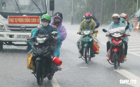 Bà con Nghệ An về quê cách ly được miễn phí ăn ở, xét nghiệm - Ảnh 1. Bà con Nghệ An về quê cách ly được miễn phí ăn ở, xét nghiệm - Ảnh 1.
